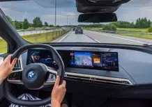 Dalla prima accensione al parcheggio serale: i 10 errori che commetti in auto ogni giorno senza accorgertene