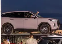 Chery Tiggo 9 CSH, la batteria supera 24 ore in acqua salata e il test d’urto del sottoscocca