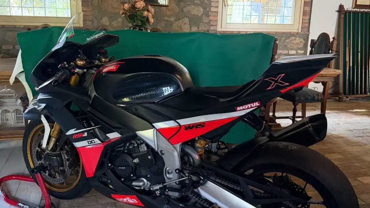 Aprilia RSV4 1100 Factory (2021 - 24)  (2)