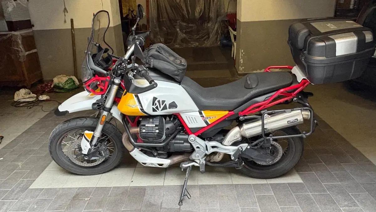Moto Guzzi V85 TT Evocative Graphics (2019 - 20)  (2)