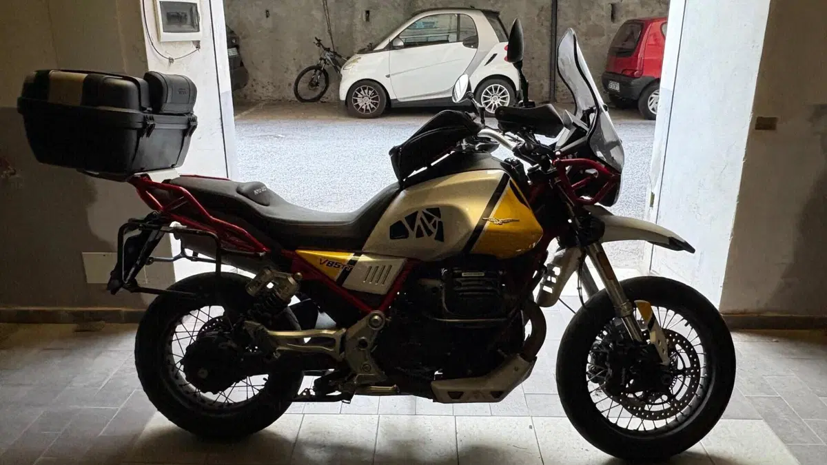 Moto Guzzi V85 TT Evocative Graphics (2019 - 20)  (3)