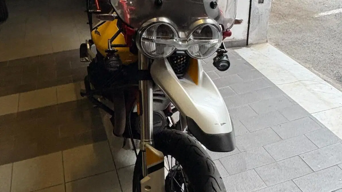 Moto Guzzi V85 TT Evocative Graphics (2019 - 20)  (4)