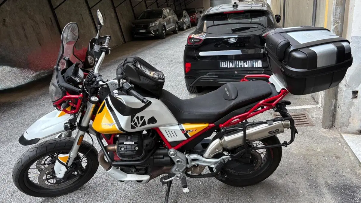 Moto Guzzi V85 TT Evocative Graphics (2019 - 20)  (5)