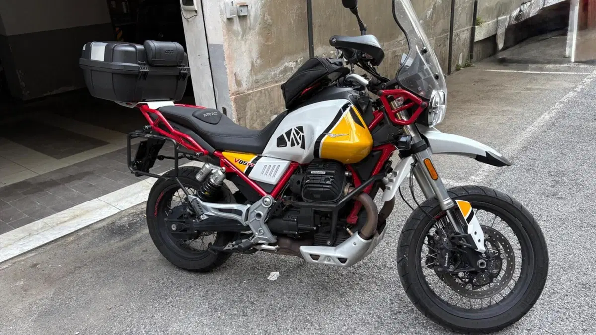 Moto Guzzi V85 TT Evocative Graphics (2019 - 20)  (6)