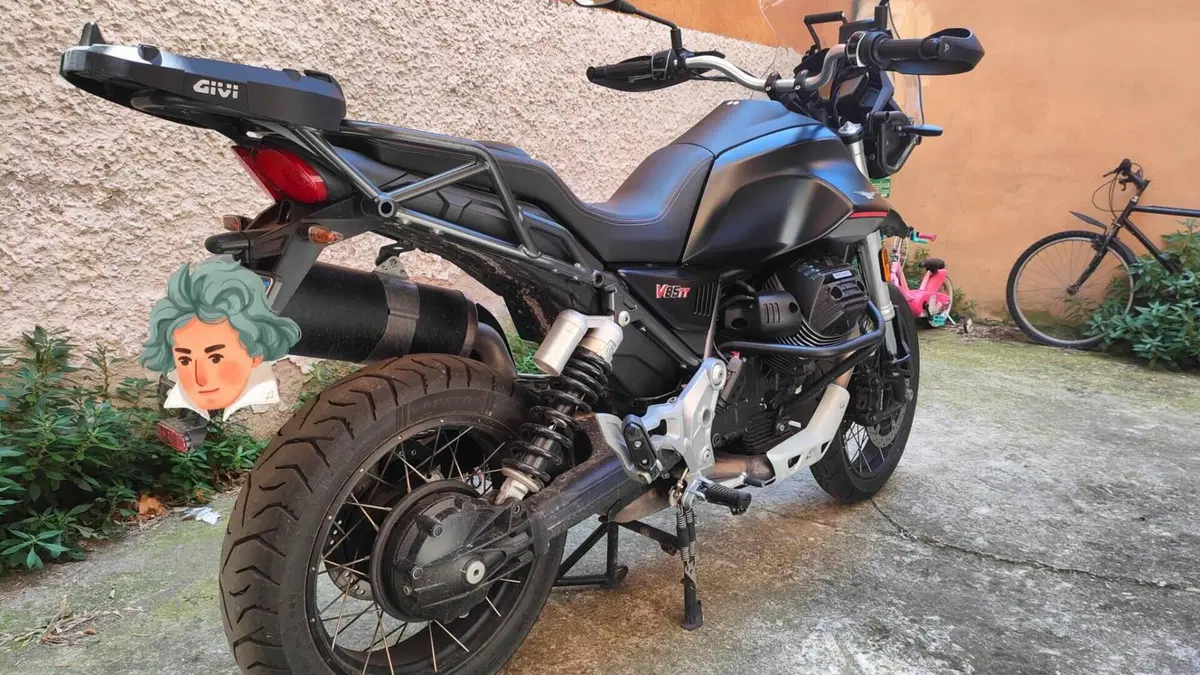 Moto Guzzi V85 TT (2021 - 23)  (2)
