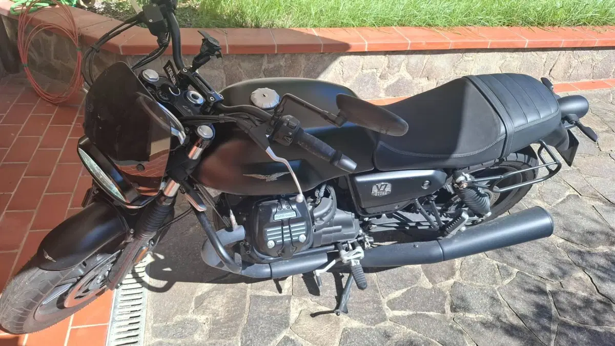Moto Guzzi V7 Stone (2021 - 24)  (2)