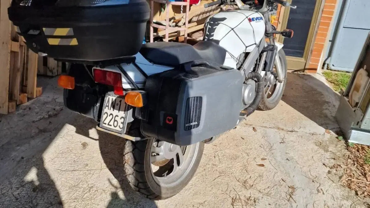 Honda NTV 650 (1988 - 01)  (4)