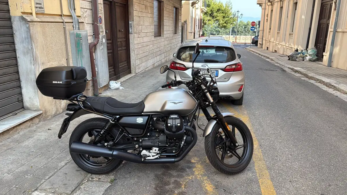 Moto Guzzi V7 Stone (2021 - 24)  (8)