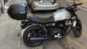 Moto Guzzi V7 Stone (2021 - 24)  (9)