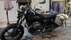 Moto Guzzi V7 Stone (2021 - 24)  (3)