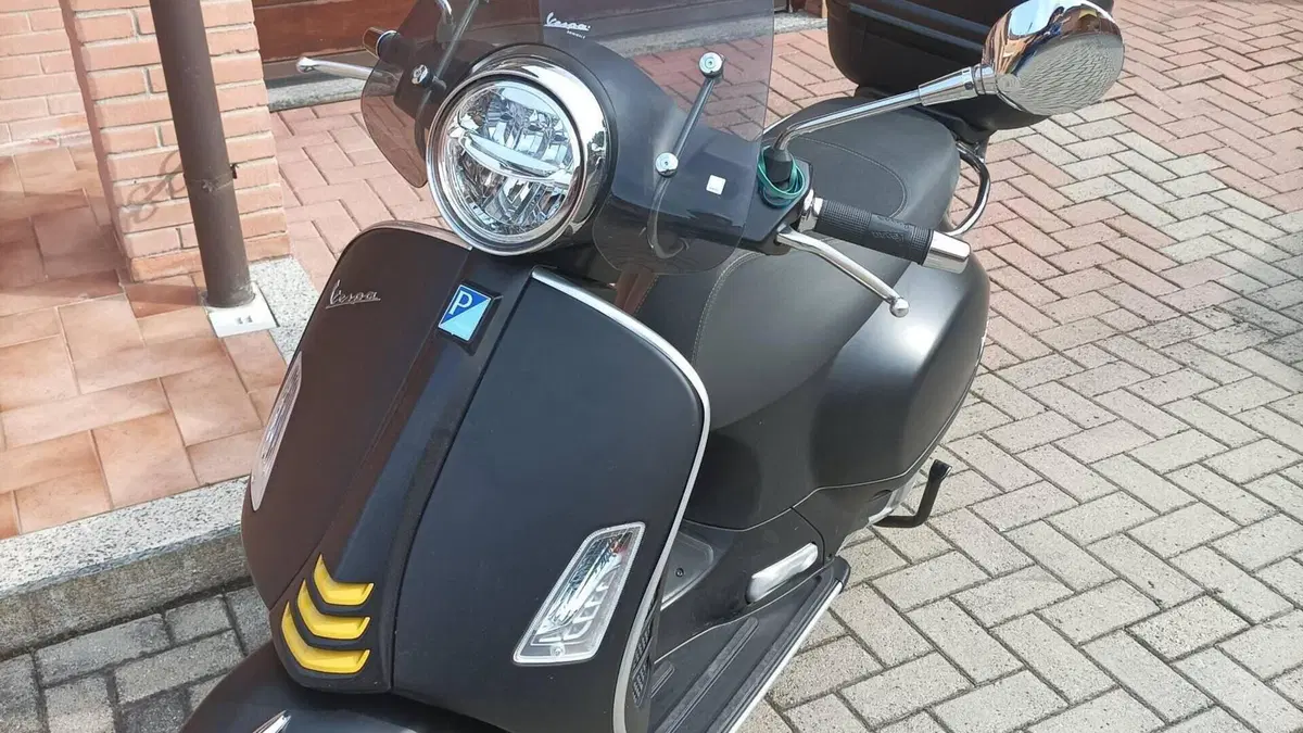 Vespa GTS 300 Hpe Super Tech (2019)  (2)