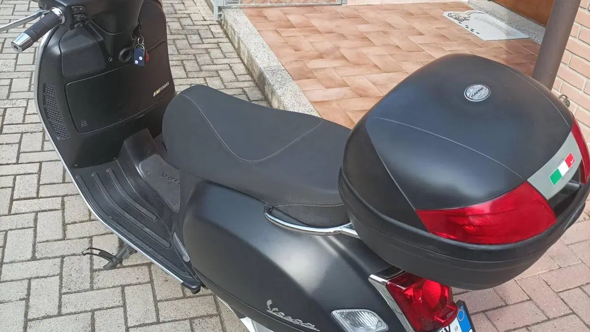 Vespa GTS 300 Hpe Super Tech (2019)  (3)