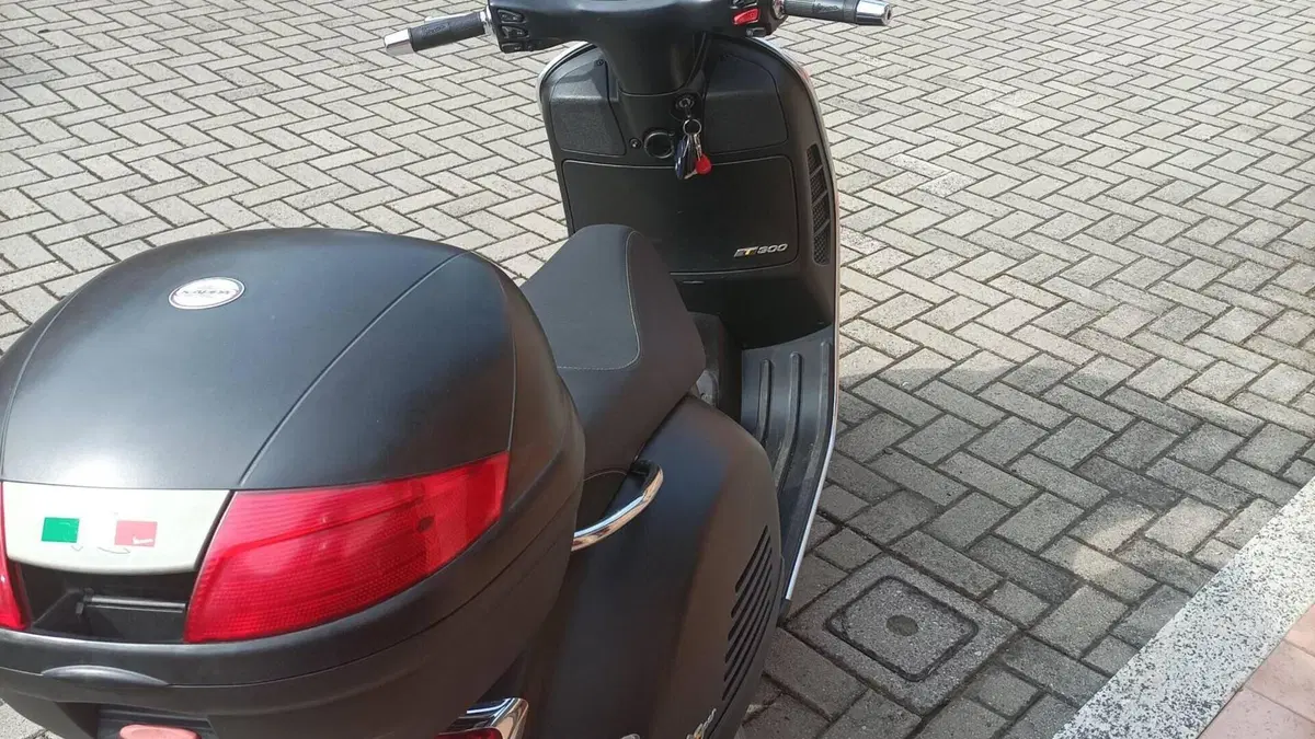 Vespa GTS 300 Hpe Super Tech (2019)  (4)
