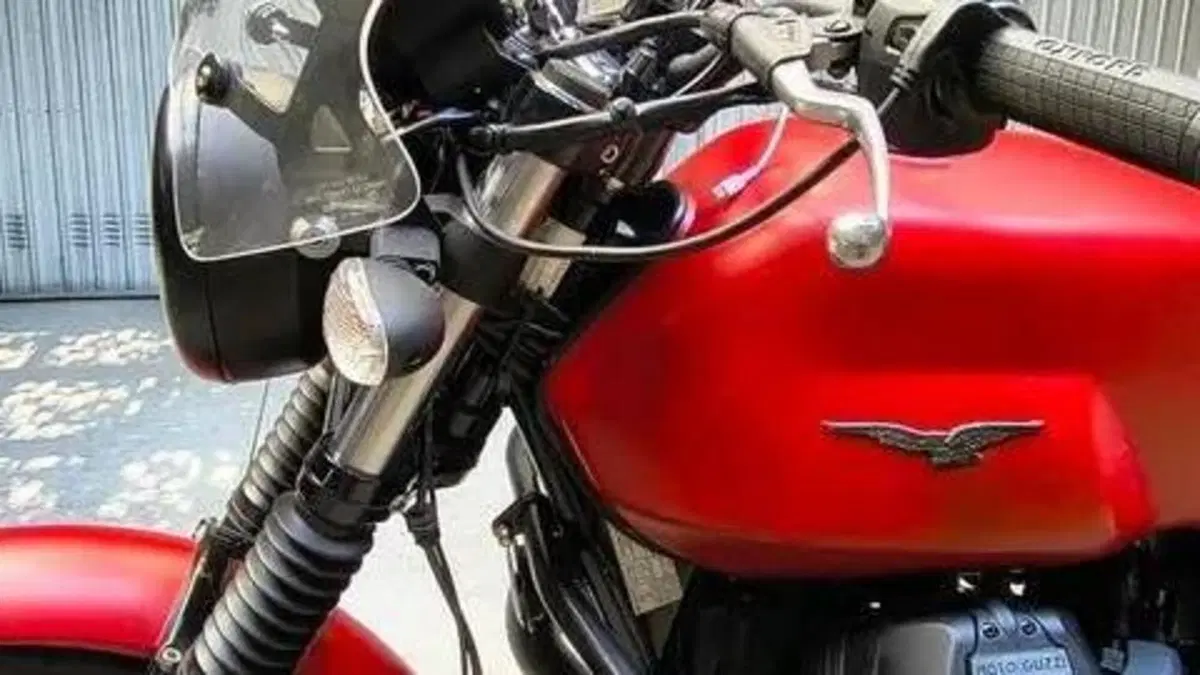 Moto Guzzi V7 III Stone (2017 - 20)  (4)