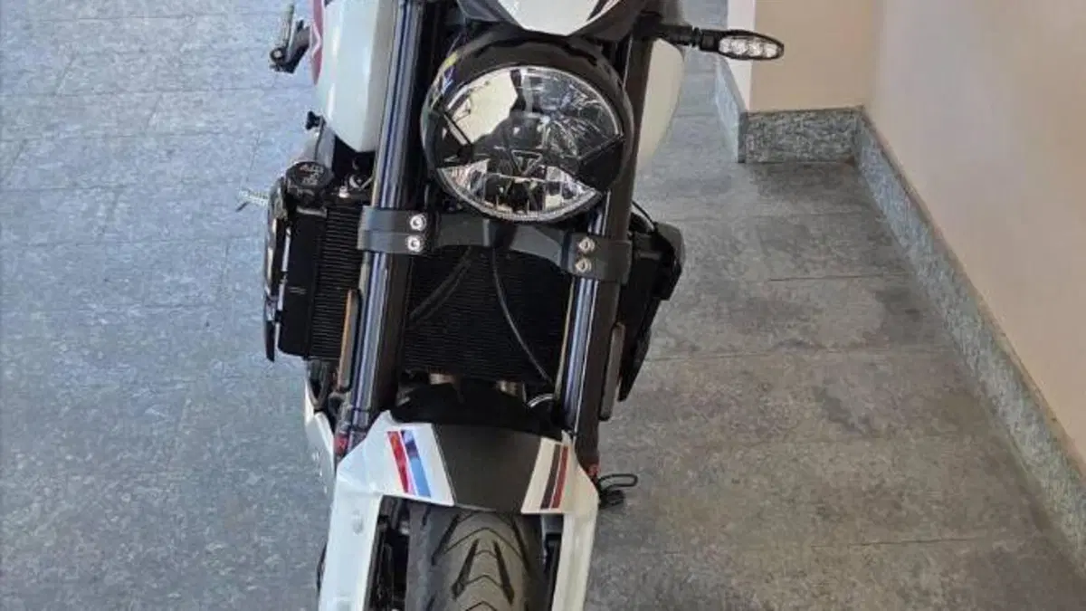 Triumph Trident 660 Triple Tribute Edition (2024)  (2)