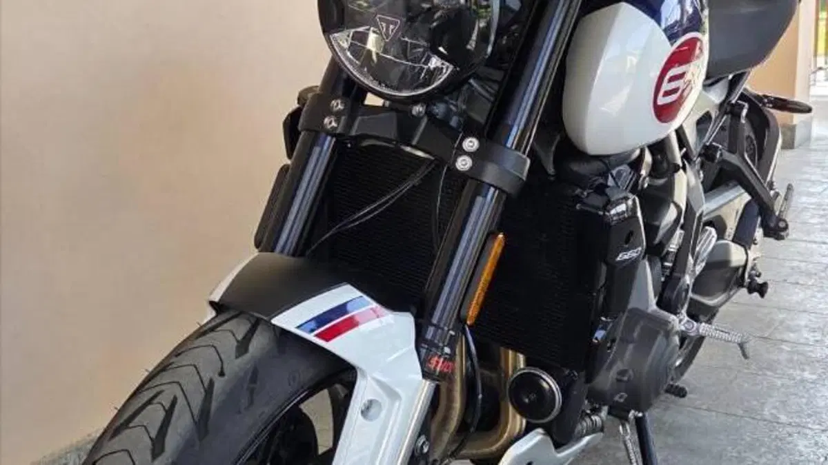 Triumph Trident 660 Triple Tribute Edition (2024)  (8)