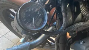 Harley-Davidson 883 Iron (2009 - 11) - XL 883N  (10)