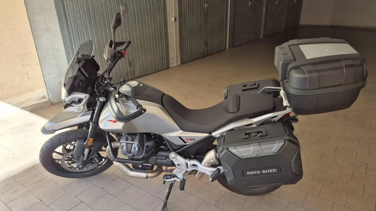 Moto Guzzi V85 Strada (2024 - 26)  (2)