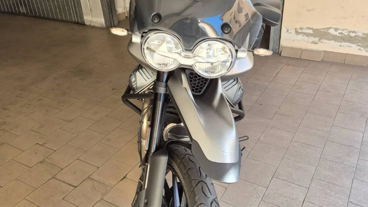 Moto Guzzi V85 Strada (2024 - 26)  (4)