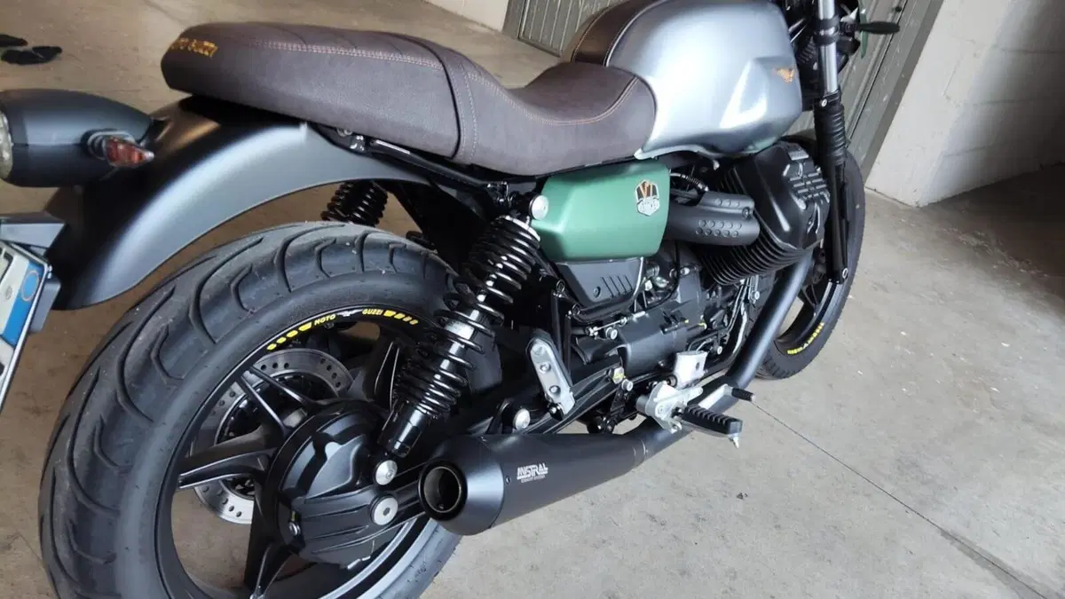 Moto Guzzi V7 Stone Centenario (2021 - 22) 