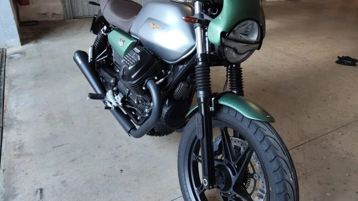 Moto Guzzi V7 Stone Centenario (2021 - 22)  (2)