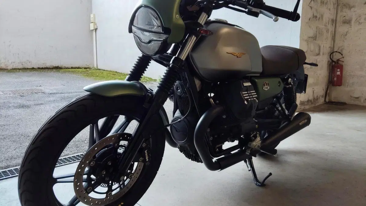 Moto Guzzi V7 Stone Centenario (2021 - 22)  (3)