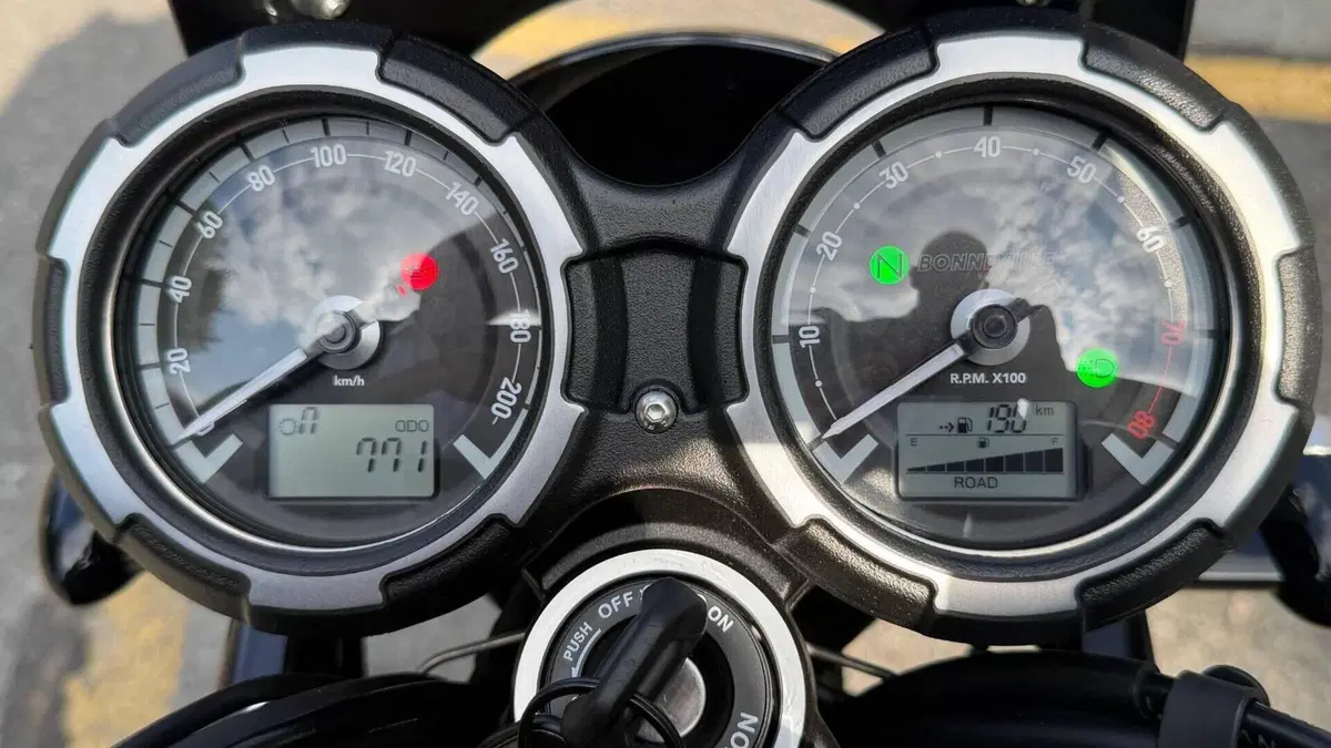 Triumph Bonneville T120 Black (2026)  (13)