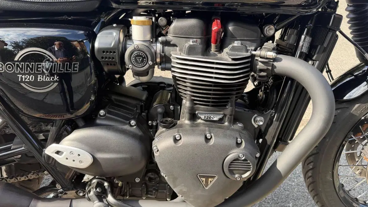 Triumph Bonneville T120 Black (2026)  (17)