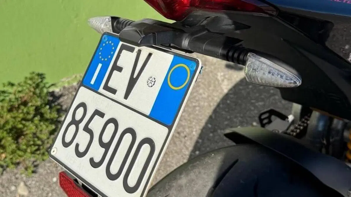 Aprilia Tuono V4 Factory (2021 - 24)  (7)