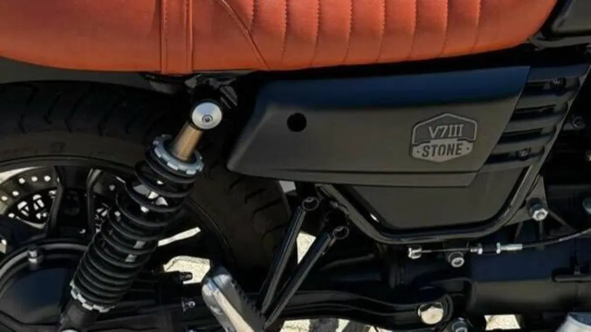 Moto Guzzi V7 III Stone Night Pack (2019 - 20)  (6)