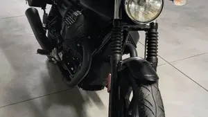 Moto Guzzi V7 III Stone (2017 - 20)  (2)
