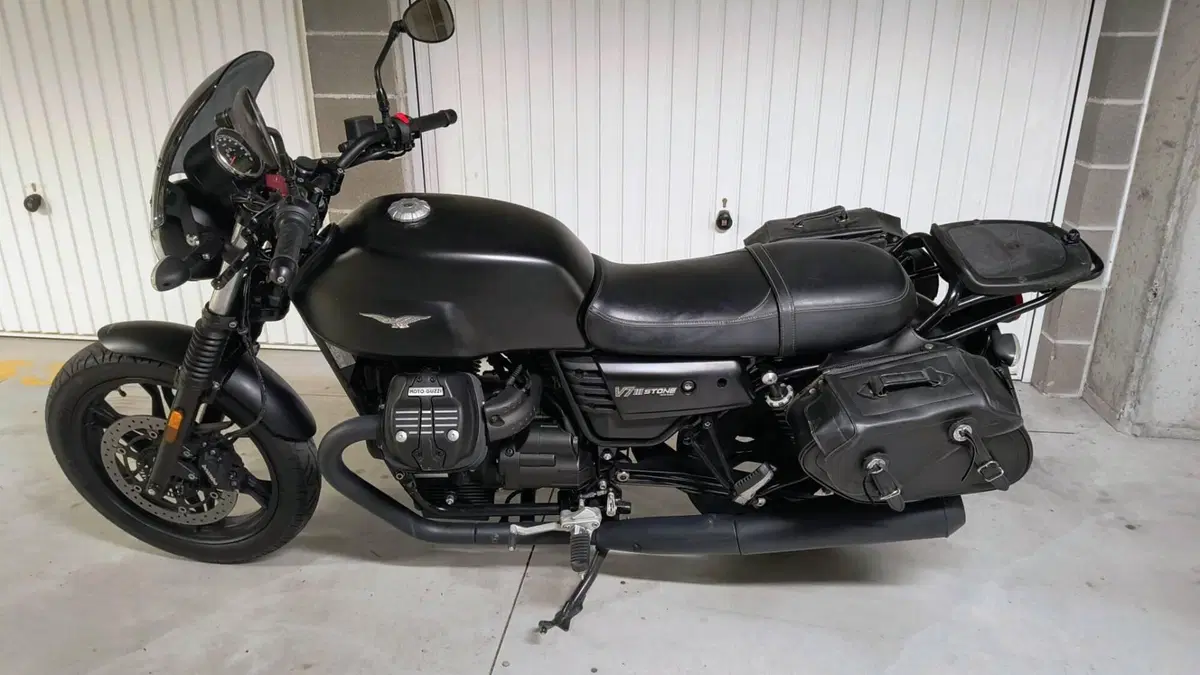 Moto Guzzi V7 III Stone (2017 - 20)  (3)