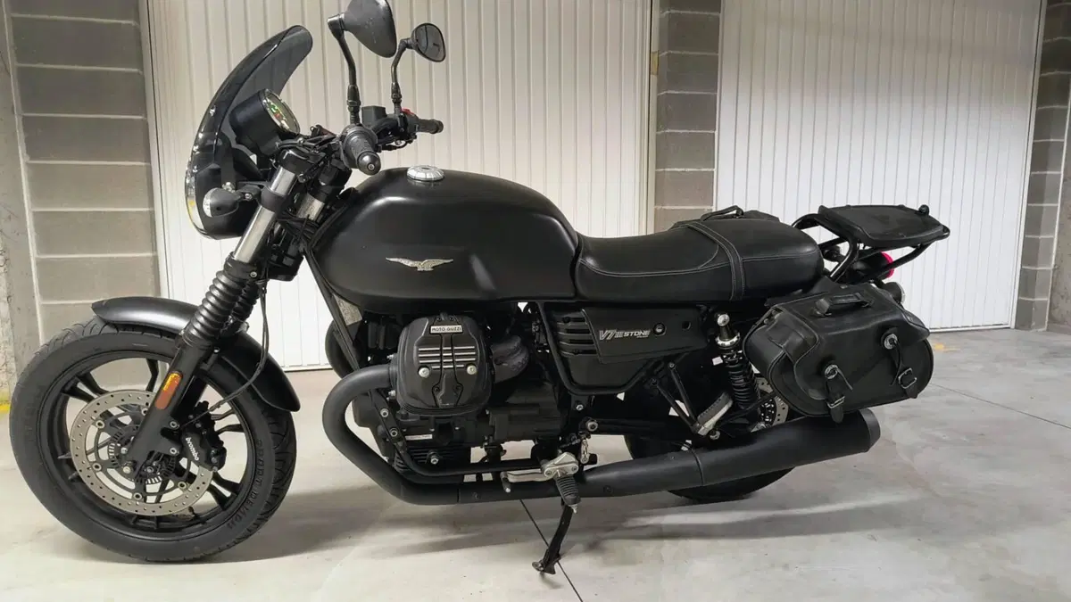 Moto Guzzi V7 III Stone (2017 - 20)  (4)