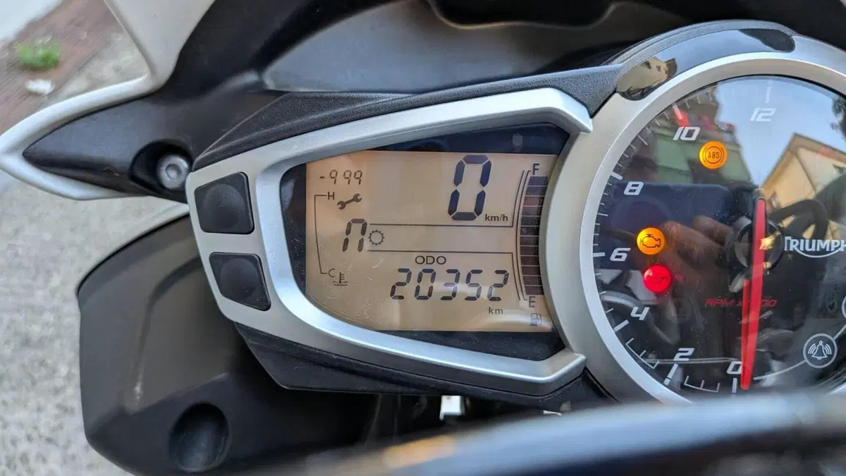 Triumph Street Triple R (2013 - 14)  (4)