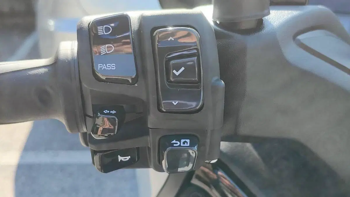 Yamaha X-Max 300 Tech Max+ (2025 - 26)  (2)