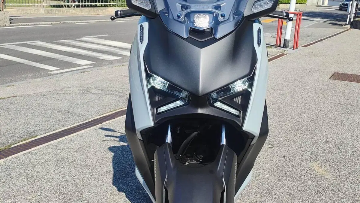 Yamaha X-Max 300 Tech Max+ (2025 - 26)  (6)