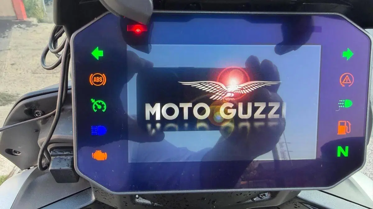 Moto Guzzi V85 TT (2024 - 26)  (14)