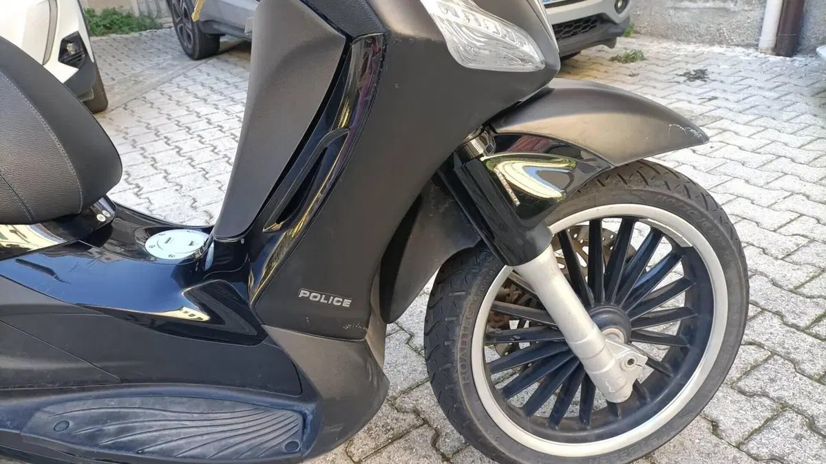 Piaggio Beverly 300 i.e. Police ABS-ASR (2017 - 20)  (5)