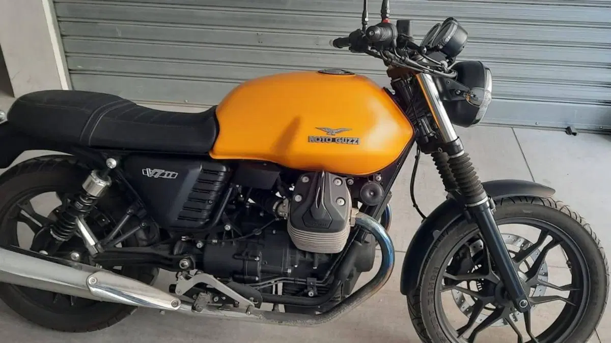 Moto Guzzi V7 II Stone (2015 - 17) 