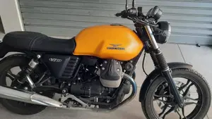 Moto Guzzi V7 II Stone (2015 - 17) 