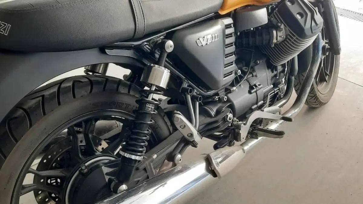 Moto Guzzi V7 II Stone (2015 - 17)  (4)
