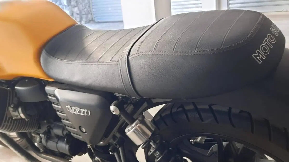 Moto Guzzi V7 II Stone (2015 - 17)  (6)
