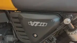 Moto Guzzi V7 II Stone (2015 - 17)  (7)
