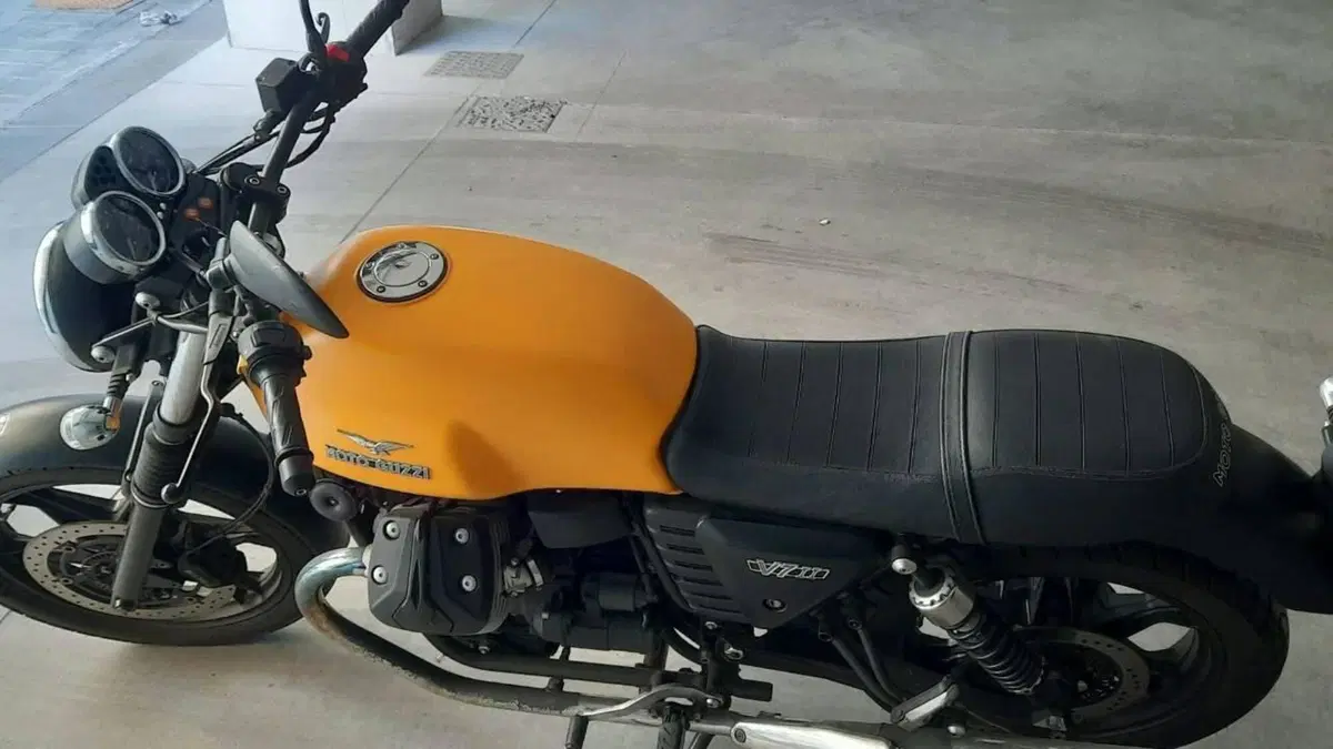 Moto Guzzi V7 II Stone (2015 - 17)  (8)