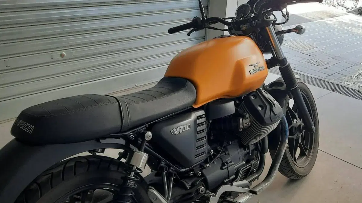 Moto Guzzi V7 II Stone (2015 - 17)  (9)