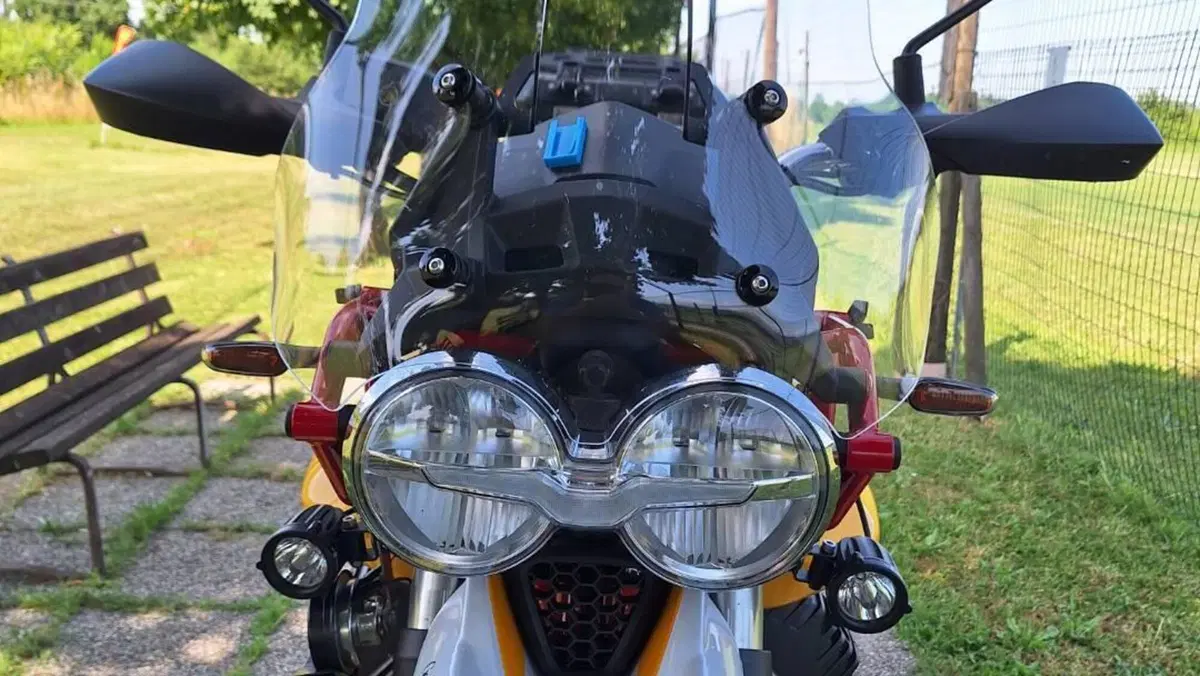 Moto Guzzi V85 TT Evocative Graphics (2019 - 20)  (2)