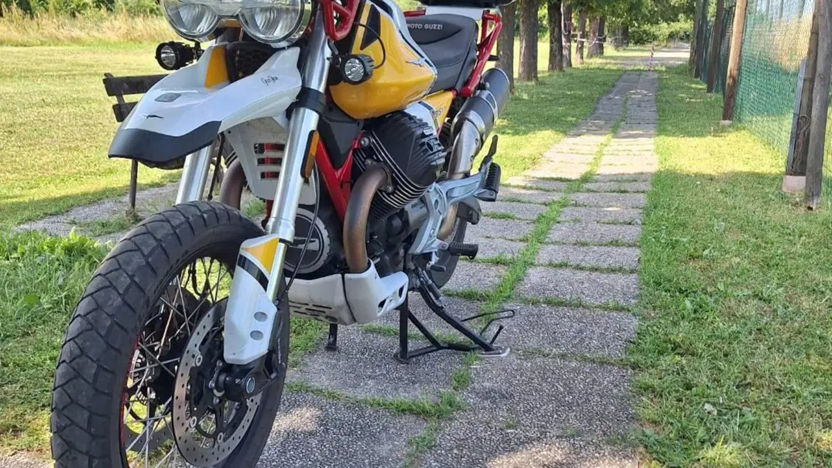 Moto Guzzi V85 TT Evocative Graphics (2019 - 20)  (3)