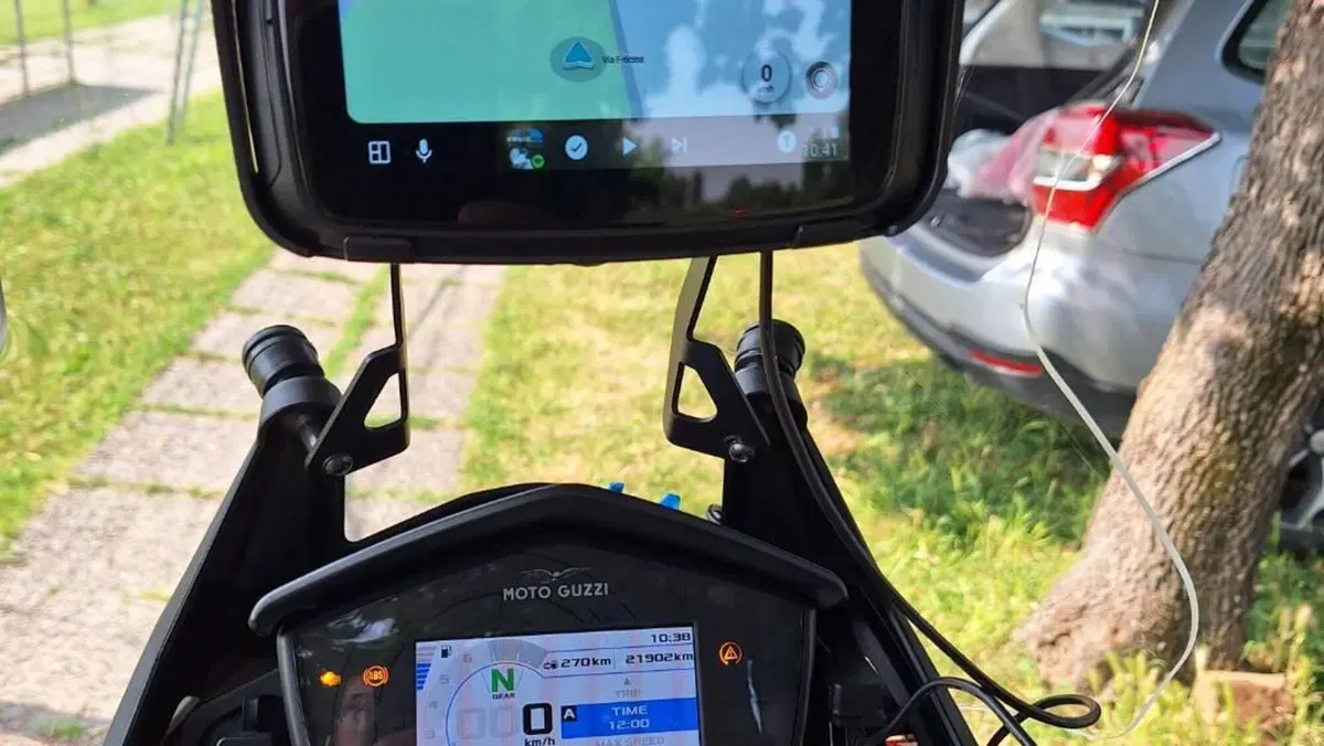 Moto Guzzi V85 TT Evocative Graphics (2019 - 20)  (5)
