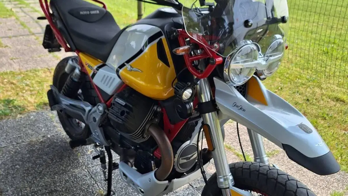 Moto Guzzi V85 TT Evocative Graphics (2019 - 20)  (7)