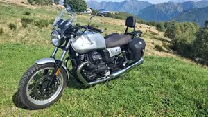 Moto Guzzi V7 III Special (2017 - 20)  (2)